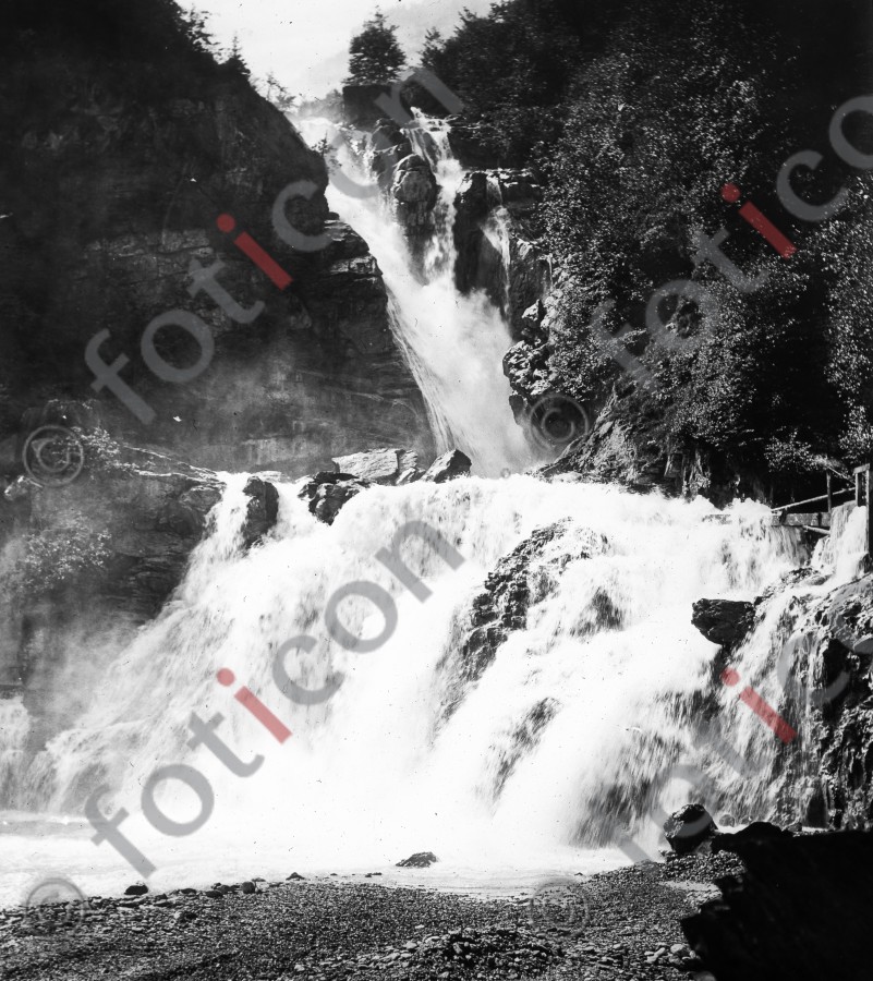 Der Reichenbachfall | Reichenbach Falls (foticon-simon-023-044-sw.jpg)